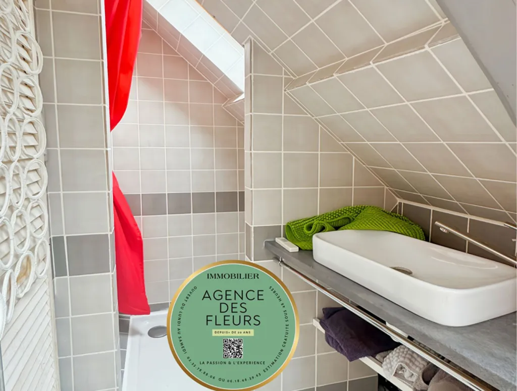 A acheter maison - 5 pièces de 108 m2 édifiée sur 359 m² de terrain clos arboré sur la commune de CLEON 76410