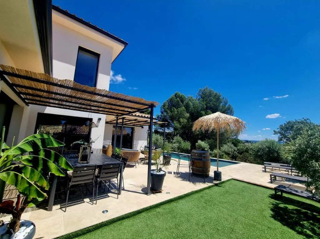 Construction de Villa de Luxe à Manosque : Gros Œuvre, Menuiseries et Finitions de Qualité