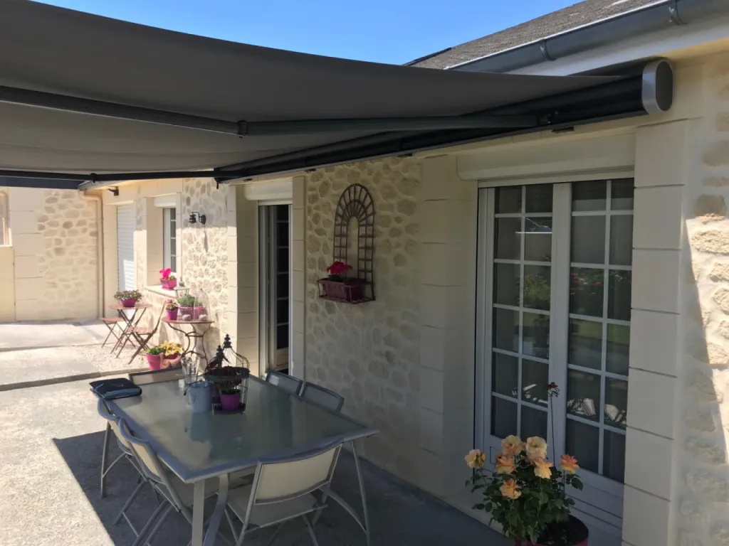 Ravalement de façade enduit projeté aspect pierre isolant et hydrofuge sur maison individuelle Epouville proche Le Havre 76