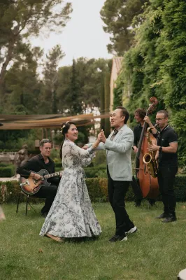 Organisation avec une agence d'un Mariage Indonésien et cérémonie symbolique dans le parc d'un Château luxueux à Aix-en-Provence