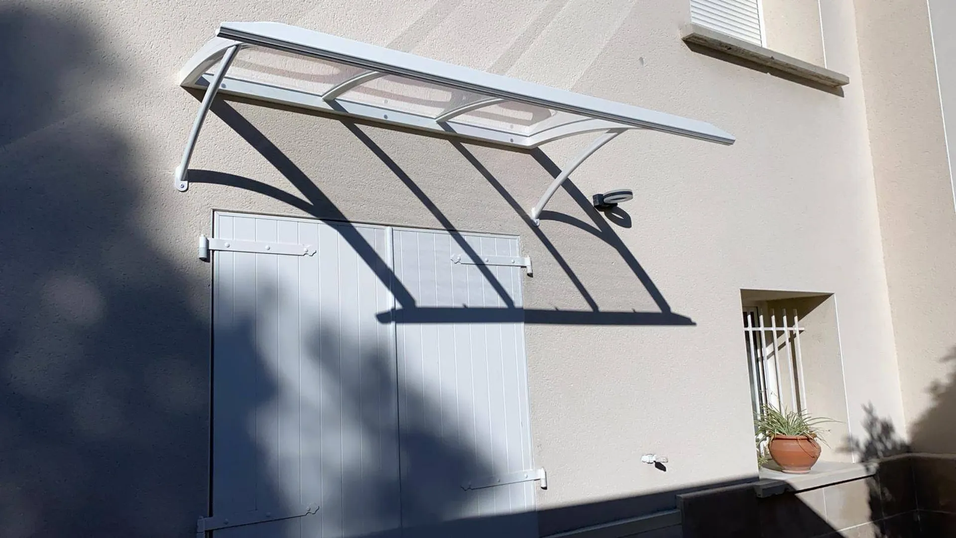 Pose d'une marquise en aluminium à Marignane