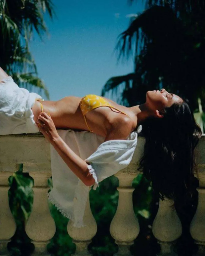 Les maillots Eres reconnaissables entre tous, la femme Eres est chic et élégante à la plage.