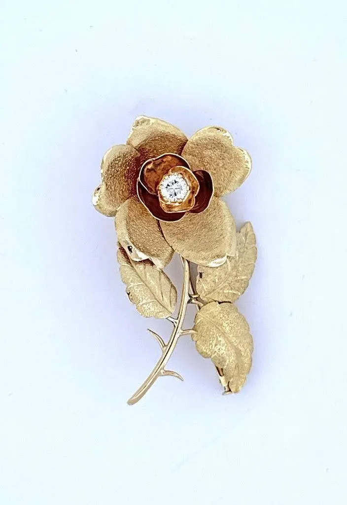 Accessoire chic : Broche Fleur en Or et Diamant, tendance et glamour Or Ligne près du Ferret