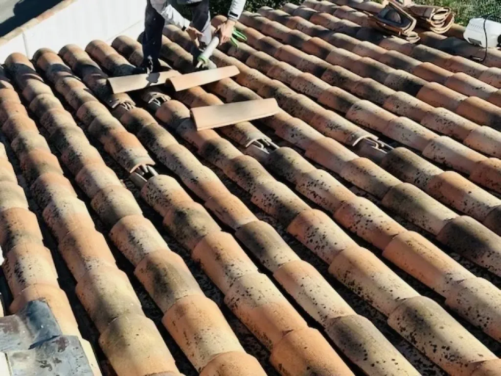 Intervention de couvreur pour réparation et révision de toiture de maison près de Martigues 