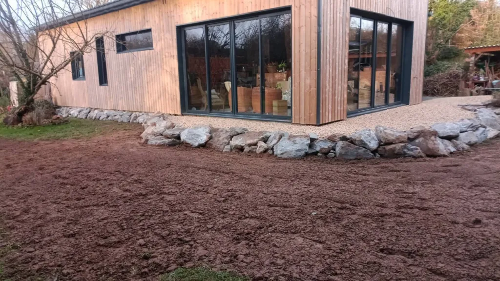 Réalisation d'un aménagement de jardin avec enrochement paysager à ST JOUIN BRUNEVAL