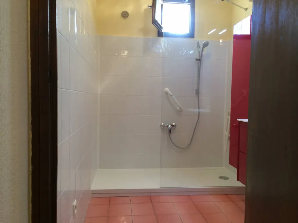 Remplacement baignoire par douche sénior sécurisée