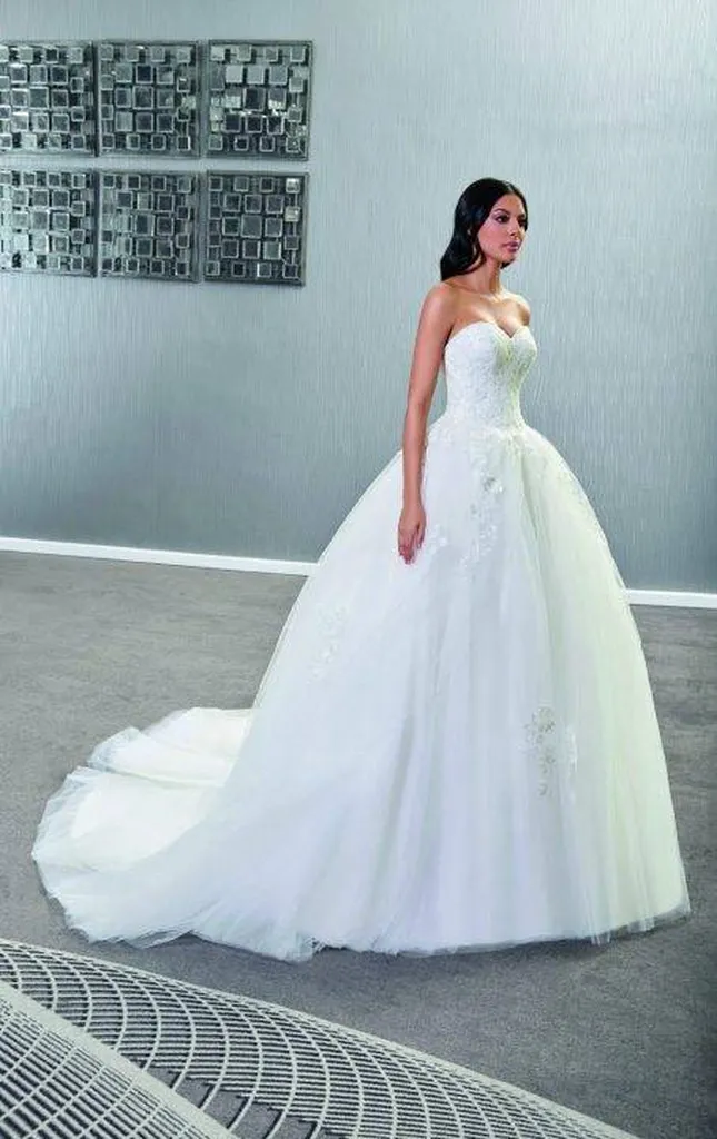 Robe de mariée bustier avec perle, strass et longue traine robe de créateur de la marque matrimonia à MARSEILLE