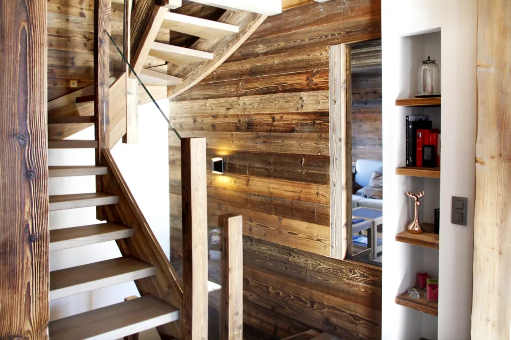 Fabrication et pose d'un escalier sur mesure dans un chalet à Combloux mêlant chêne et vieux bois