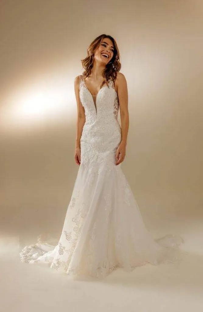 Robe de mariée sirène en crêpe avec traine brodée chic raffinée élégante sensuelle avec décolleté et dos nu robe haute couture de la marque pronuptia à Marseille proche d'Aix-En-Provence