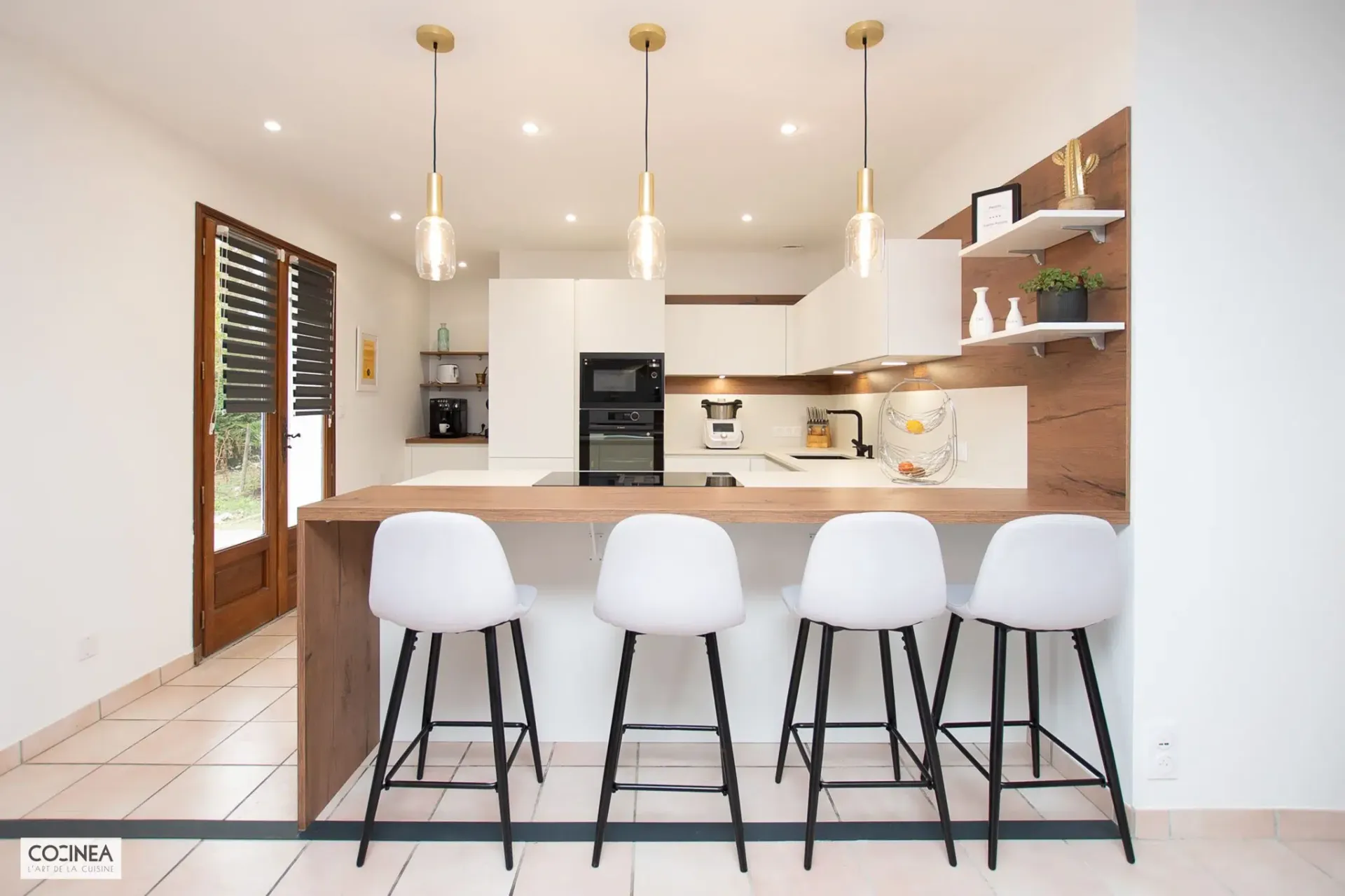 Cuisine ARMONY sans poignée signée COCINEA – Façades Kappa-X White Matt et plan Dekton Zenith