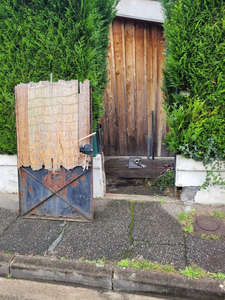 Dépose du portillon lors du chantier sur Talence
