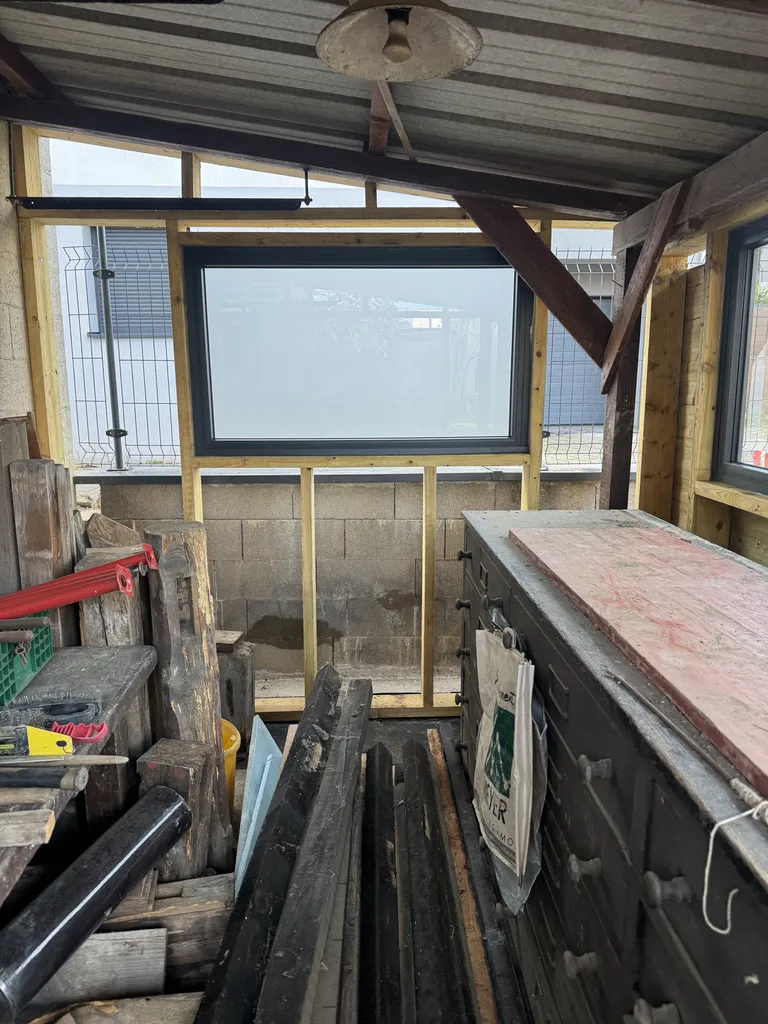 Installation de châssis fixes Aluplast Ideal 4000 gris anthracite sablé avec vitrage thermique haute performance et intercalaires Swisspacer à Ostwald dans le Bas-Rhin