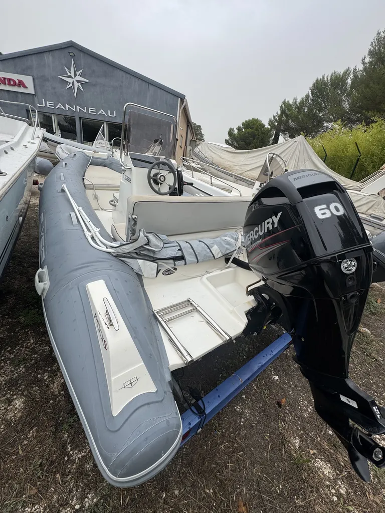Vente d'un semi-rigide Flyer F16 de 4,9 mètres avec moteur Mercury 60 CV avec sa remorque neuve disponible à La Londe les Maures proche de Hyères