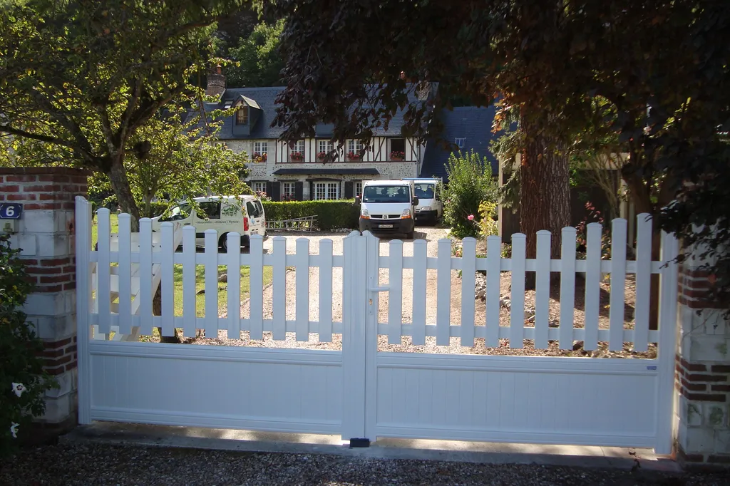 Installation de Portail PVC Battant Classique, Modèle Personnalisable Sans Entretien à Pont-l’Évêque dans le Calvados 14 et Saint-André-d'Hébertot
