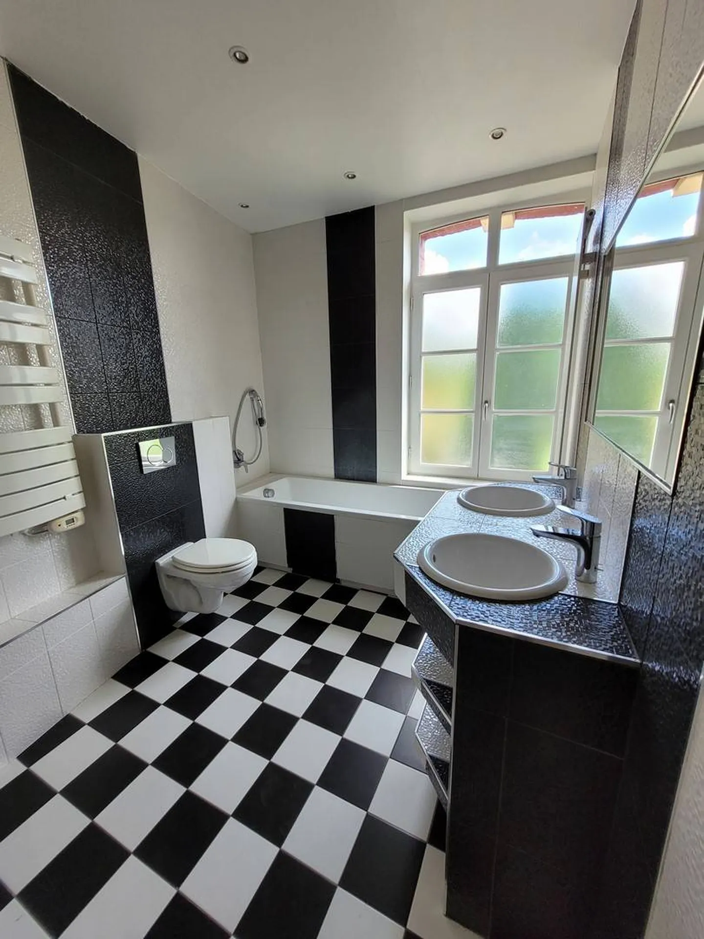 L'agence Terres et Demeures de Normandie de Lisieux 14100, 41 avenue Victor Hugo vous propose à la vente cette Maison Bourgeoise de 1870, entièrement rénovée en 2014 et située à quelques minutes à pied du centre-ville de Lisieux 14100.