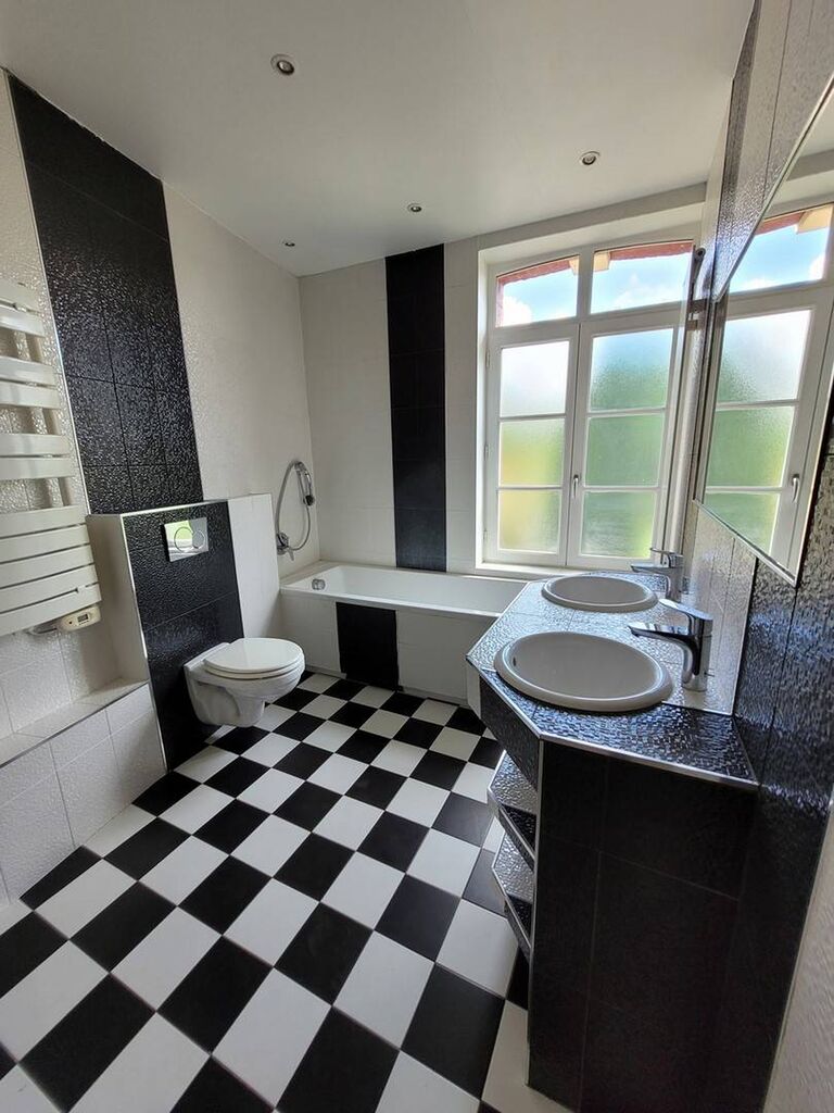 L'agence Terres et Demeures de Normandie de Lisieux 14100, 41 avenue Victor Hugo vous propose à la vente cette Maison Bourgeoise de 1870, entièrement rénovée en 2014 et située à quelques minutes à pied du centre-ville de Lisieux 14100.