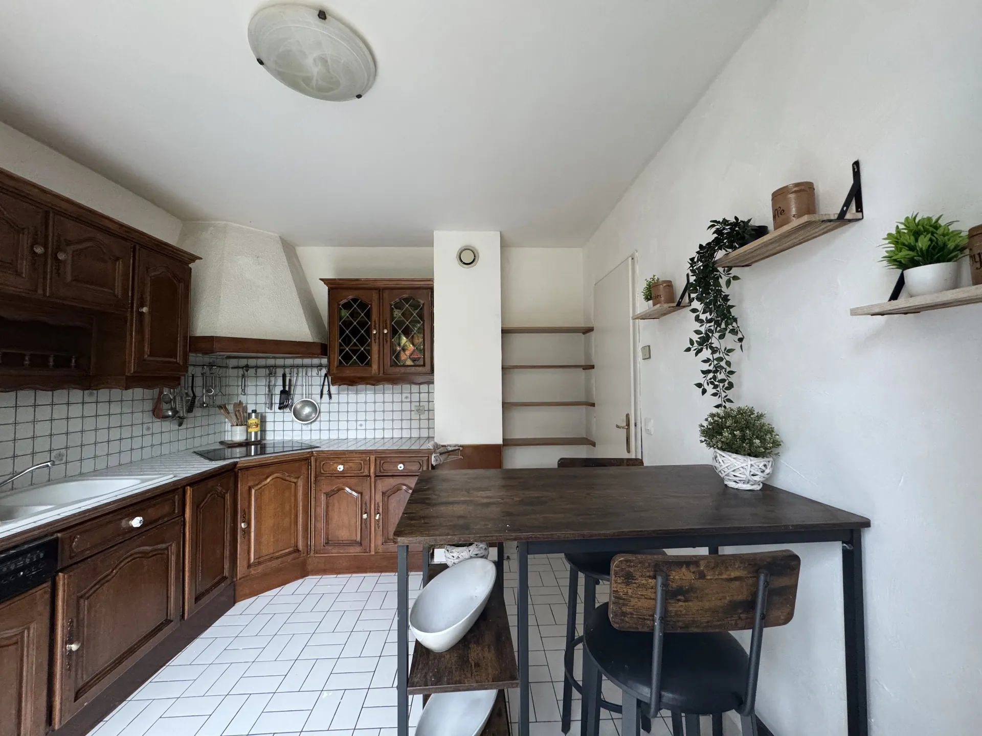 Maison familiale lumineuse avec vaste séjour à proximité du lycée international à Saint-Germain-en-Laye, combles aménageables offrant un espace supplémentaire