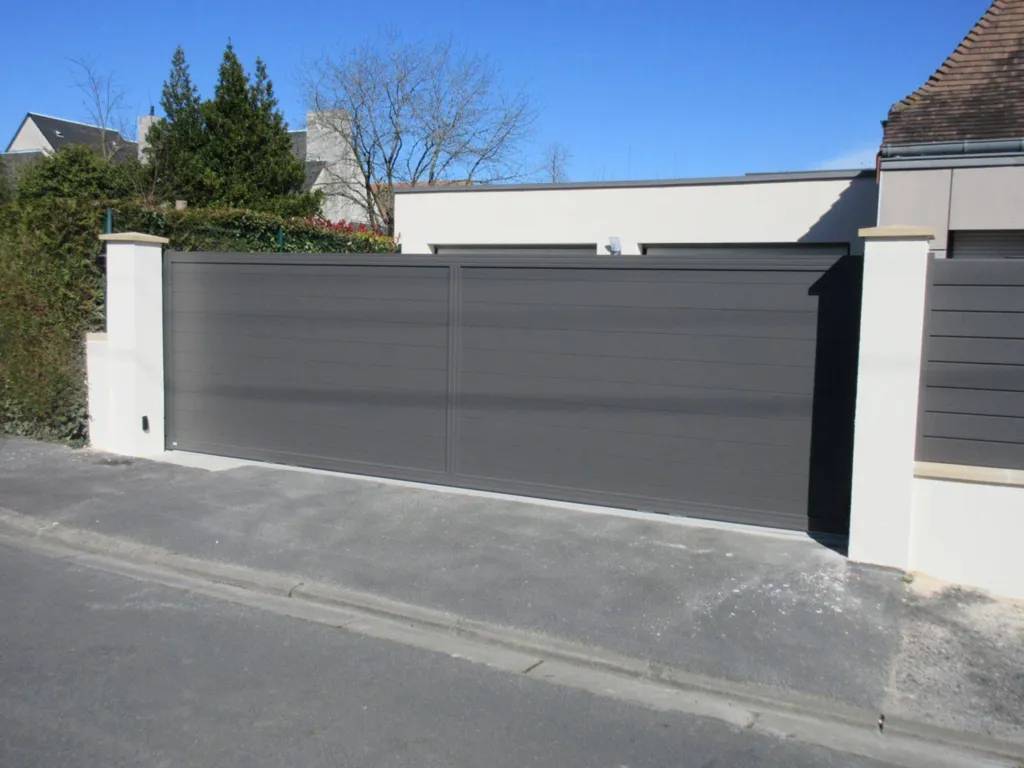 Installation d'un portail motorisé en aluminium de grande longueur à Rouen 76