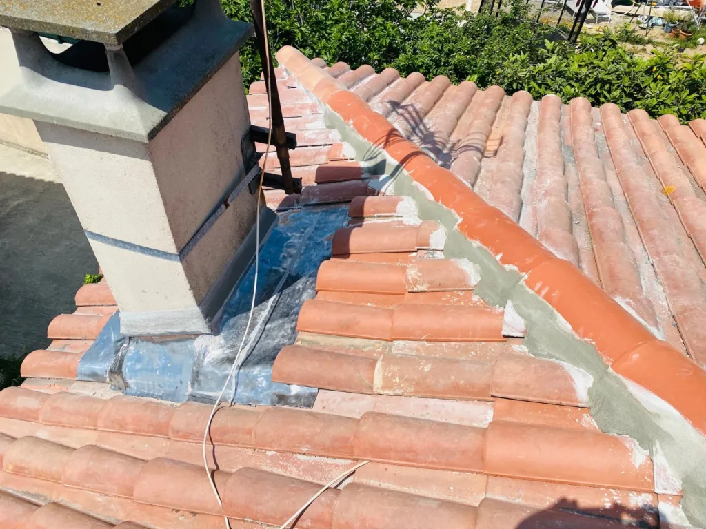 Réparation d’une toiture avec tour de cheminée sur Aix en Provence