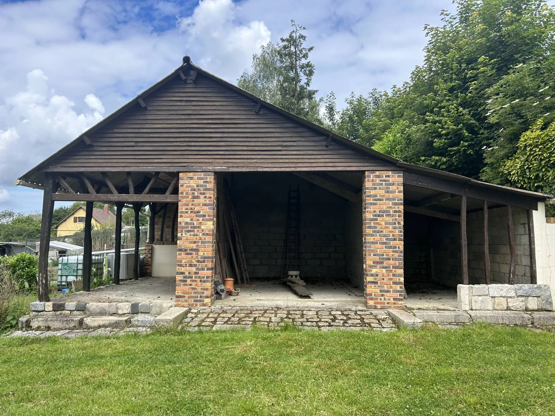 Charmante Maison à Colombages de 130m² avec Terrain Plat de 1921m², en Normandie.