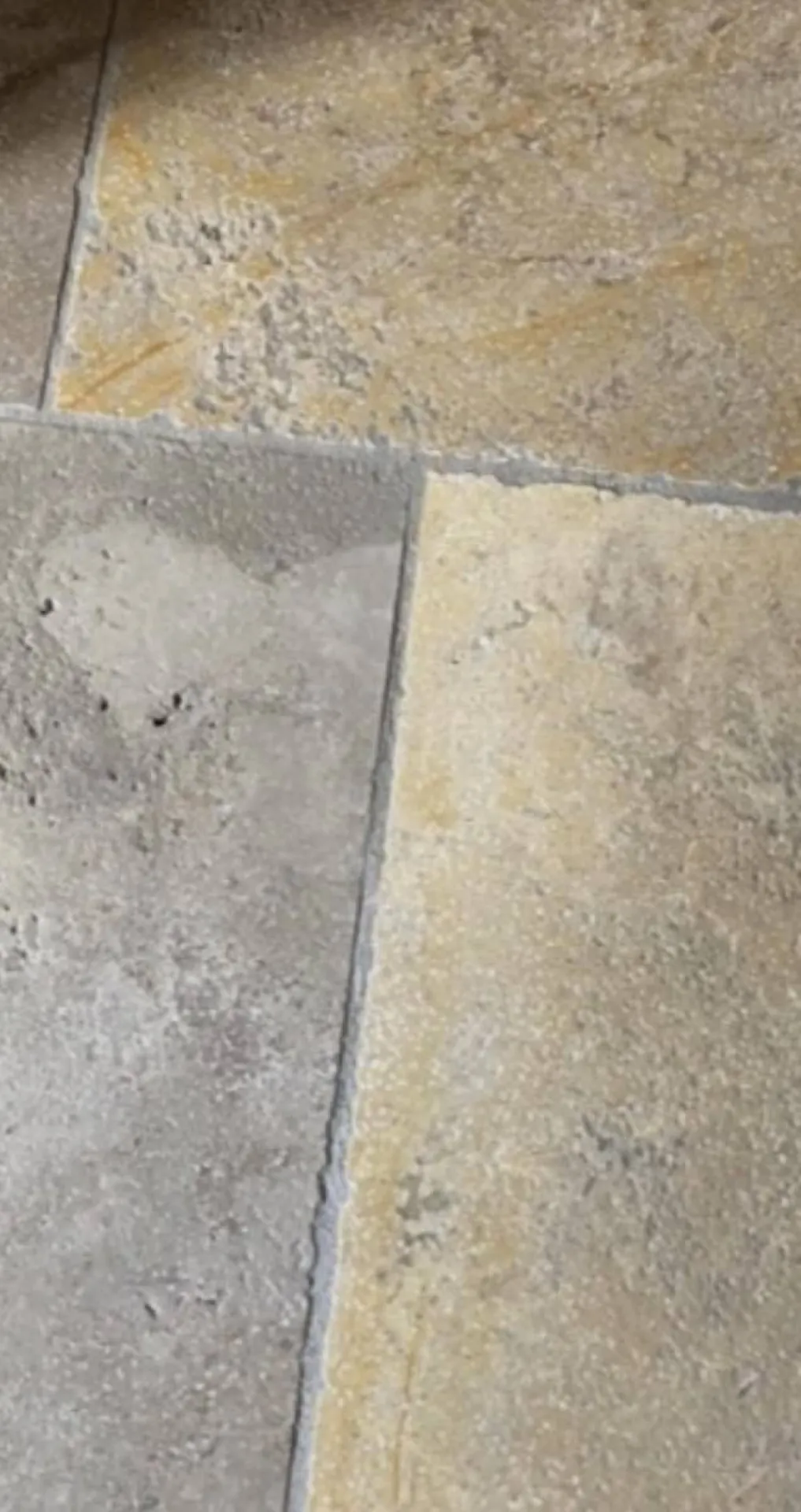 Pierre de Dordogne pour sol intérieur et sol extérieur, carrelage pierre naturelle livraison de Paris à Aix-en Provence et de Nantes à Bordeaux