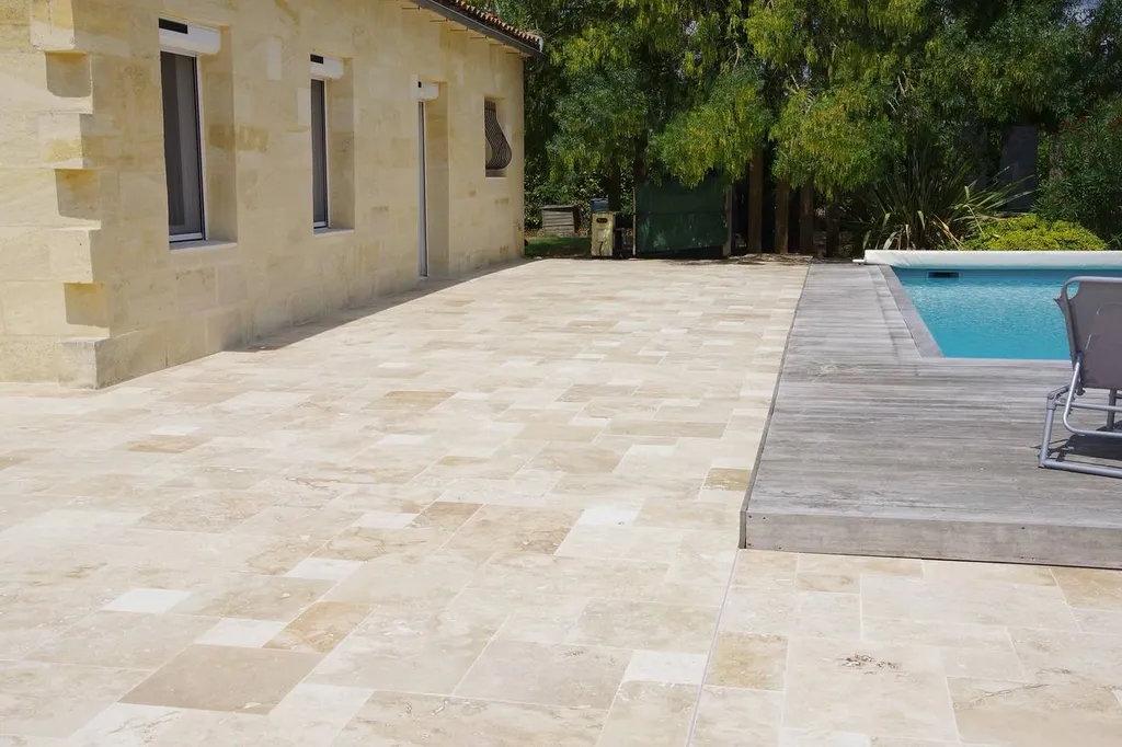 Nouveau chantier en Travertin rustique en Opus 4 formats près de Sainte-Eulalie