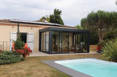 Réalisation d’une extension à toit plat en aluminium avec coulifixe en façade à Fumel dans le Lot-et-Garonne