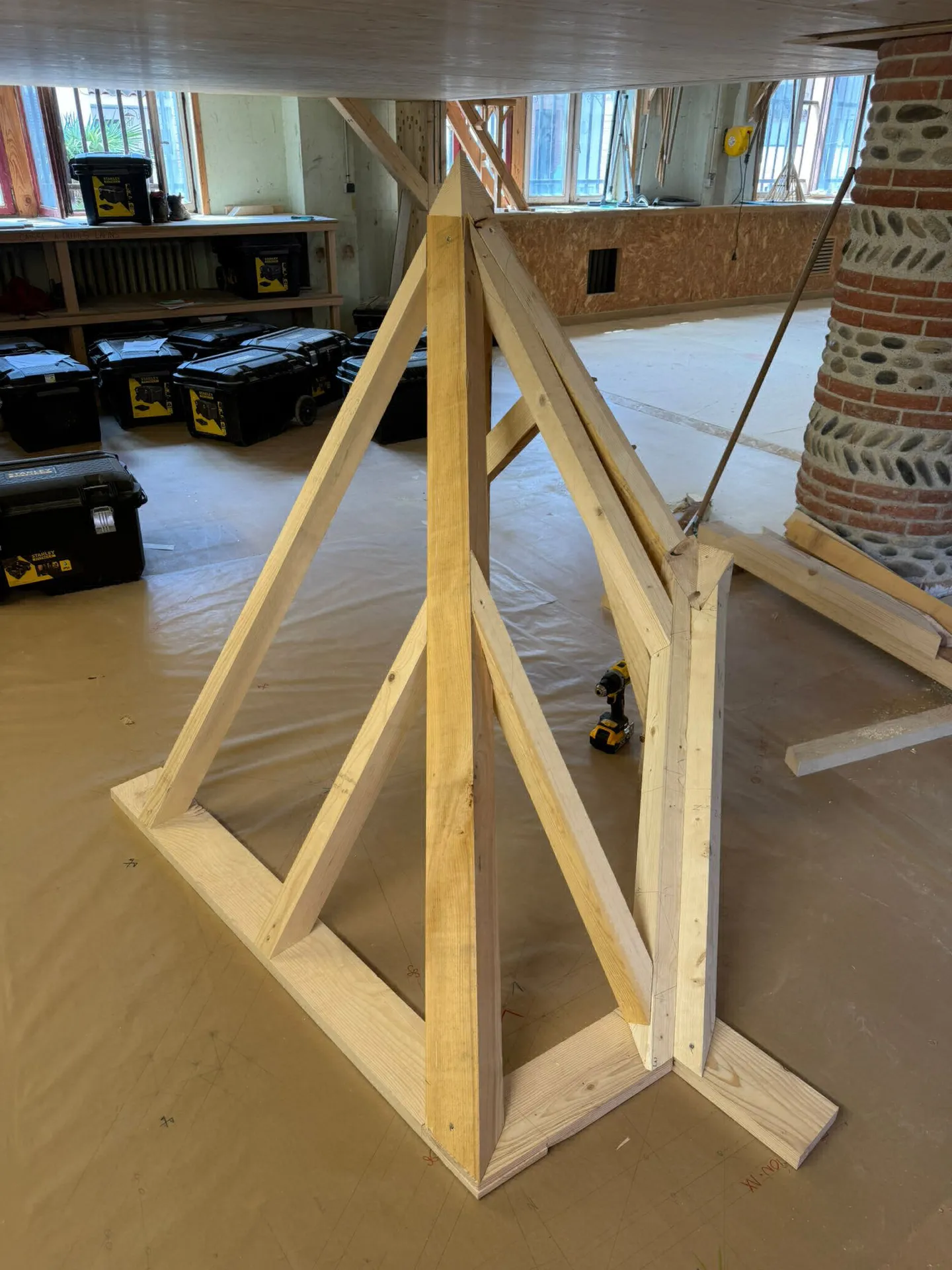 Maquette de charpente traditionnelle réalisée par un apprenti des Compagnons du Devoir en formation chez Adge Bois constructeur de maison ossature bois