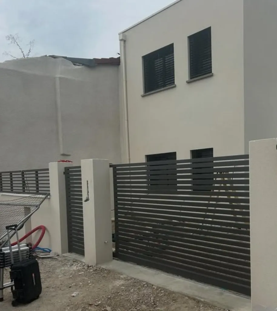 Pose et fabrication d'un portail avec portillon et brise vu dans une maison neuve en construction dans les Monts d'Or proche de Lyon