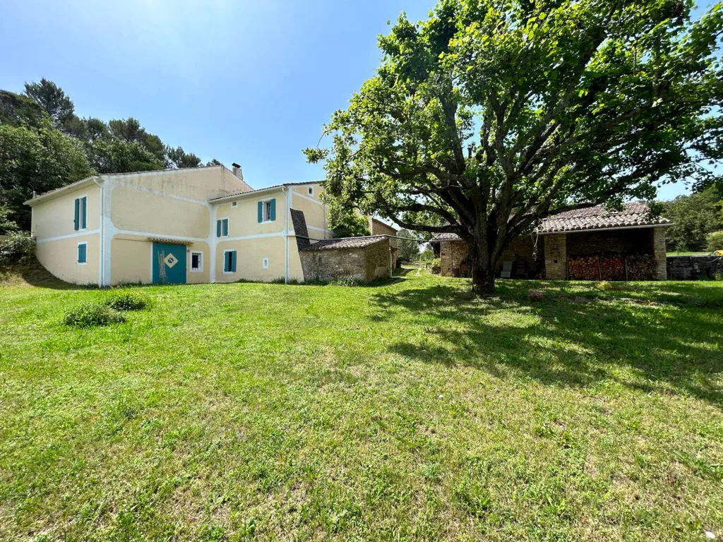 Ancienne ferme en pierre avec vue sur les vignes  à Entrechaux en Vaucluse  
