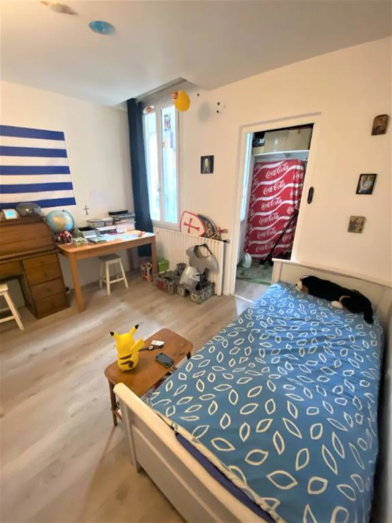 Grande chambre avec buanderie et point d'eau