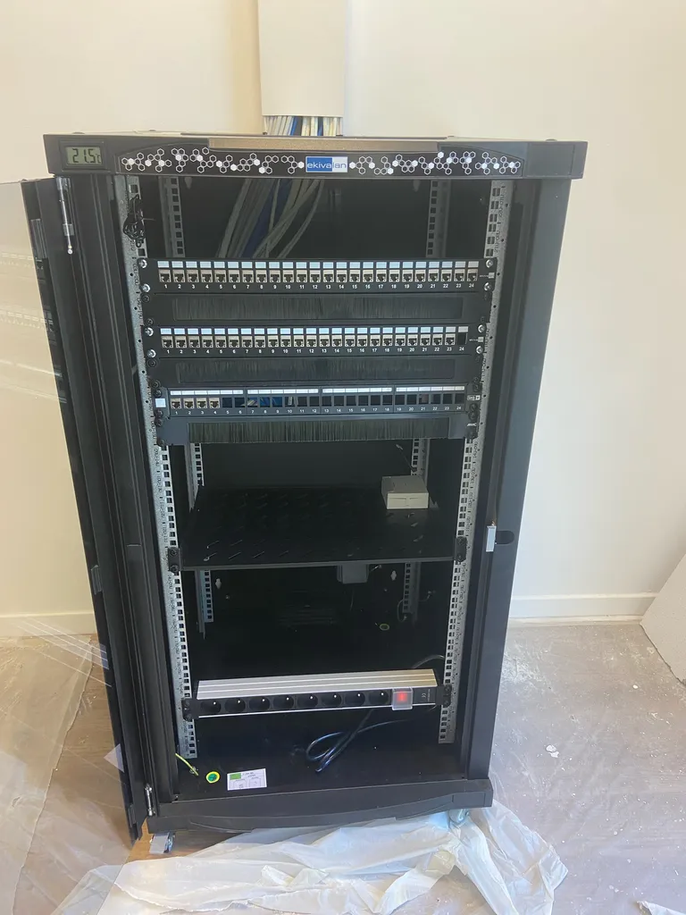 Installation de baies informatiques sur mesure à Aix-en-Provence : Câblage RJ45, brassage structuré et optimisation de votre réseau tertiaire.