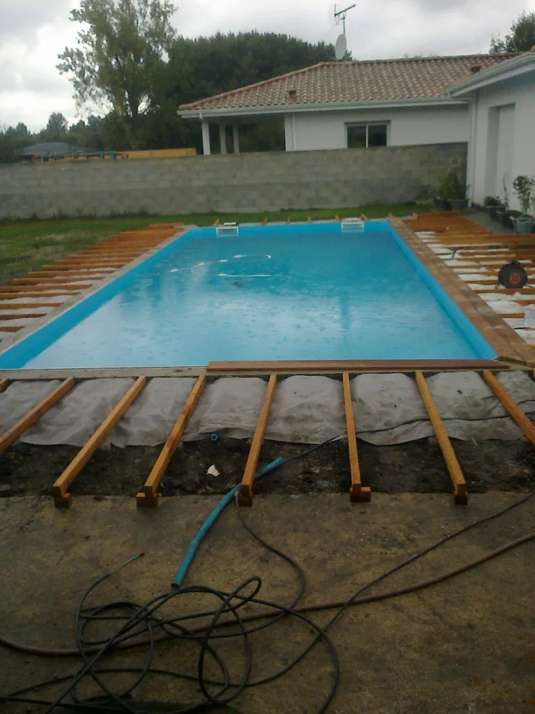 Pose d'une terrasse en bois autour d'une piscine au Taillan Médoc.