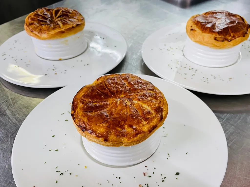 Escargots du Près d'Auge au beurre d'ail en croûte de feuilletage.