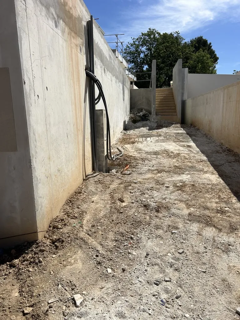 La page blanche avant l'installation de la plateforme élévatrice verticale Strategos au domaine de Bellepeire aux pennes Mirabeau près de Marseille