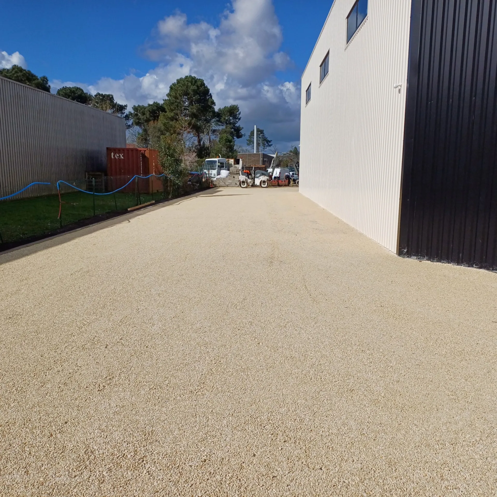 Création d’un parking de 780 m² sur la commune de Canéjan: réalisé autour d’un bâtiment industriel avec géotextile, concassé et bordures P1