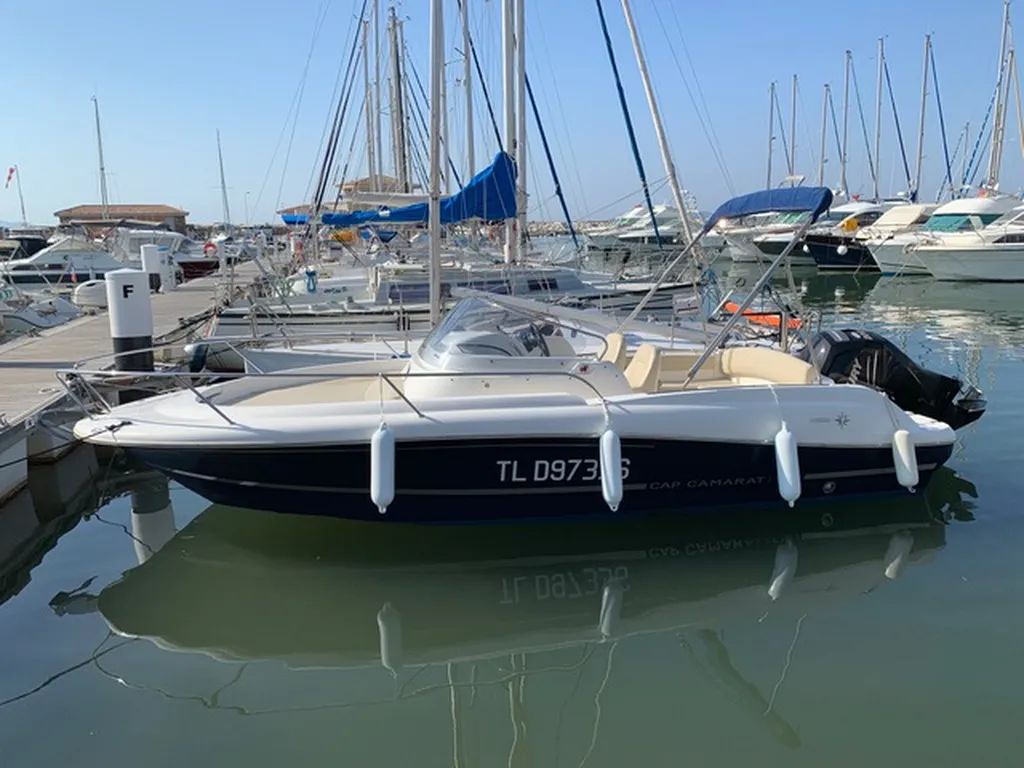 Toni Marine vous propose ce Jeanneau Cap Camarat 715 WA d'occasion équipé d'un moteur hors-bord Mercury 200 CV disponible à La Londe les Maures près de Hyères