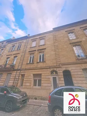Séjour lumineux avec coin cuisine – appartement T2 Bordeaux centre