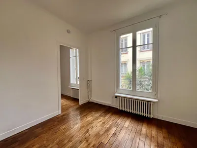 Exclusivité à louer, au Vésinet, un appartement ultra lumineux, traversant et soigné avec 2 chambres ou bureau sur cour intérieure à 5 minutes du RER