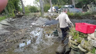 Travaux d'assainissement dans un étang à Pertuis