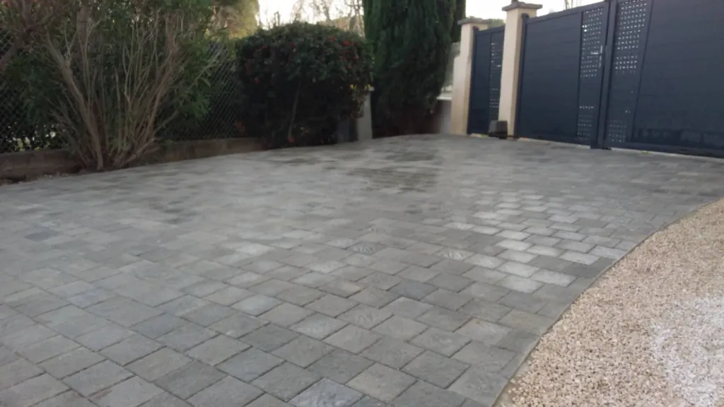 Pose de pavé carrossable entrée de maison paysagiste velaux