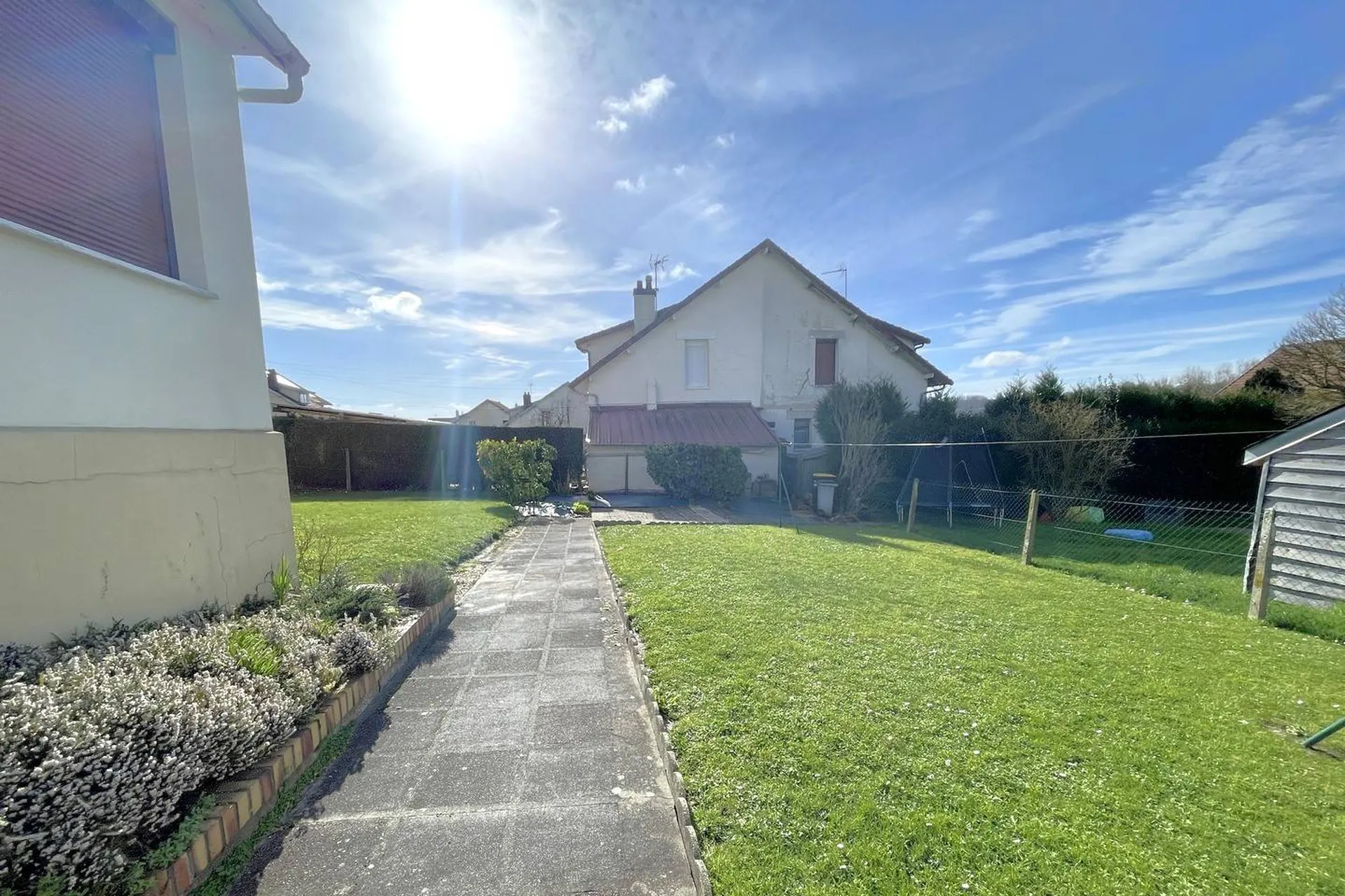 Maison mitoyenne située à Arques-La-Bataille, d’une superficie habitable de 81,24 m², bâtie sur son terrain de 410 m², Seine Maritime, 76