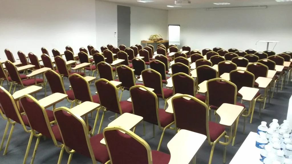 Location Chaise BARON avec Tablette Écritoire - Séminaire & Conférence