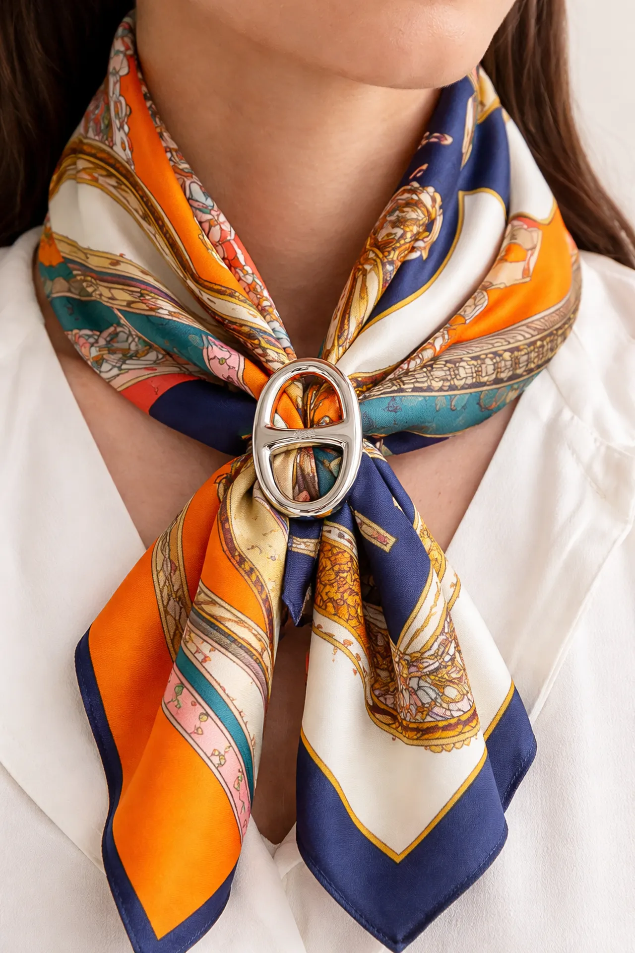 Accessoire Hermès élégant pour carré 90 Chaîne d’Ancre en acier palladié disponible en dépôt-vente à La Teste Bassin d’Arcachon