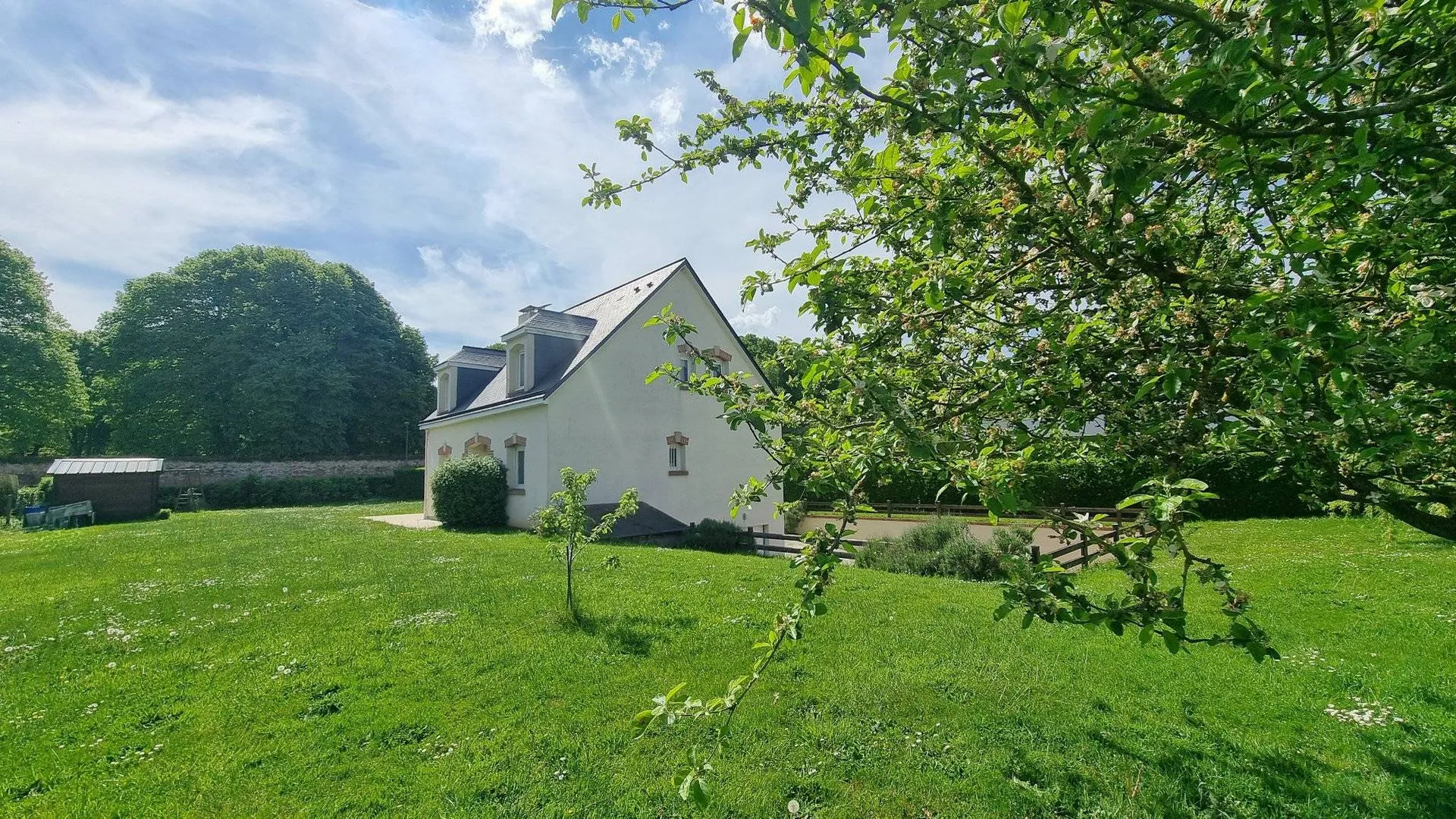 A vendre, belle maison contemporaine, 4 chambres, sous-sol complet à 5 minutes de Dieppe et de Petit-Caux
