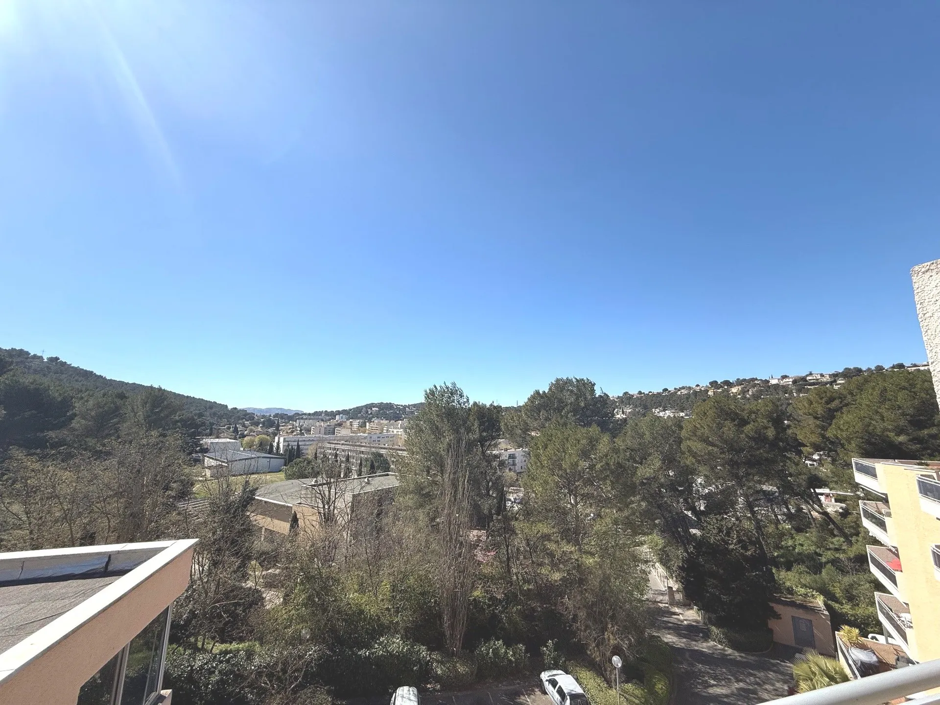 En vente T3 avec belle vue dégagée sur le village de Carnoux en Provence