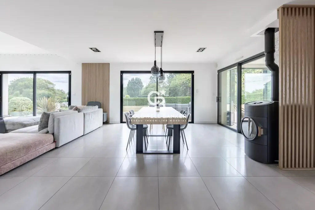 Séjour lumineux avec poêle à granulés et larges baies vitrées, propriété aux portes du Mans