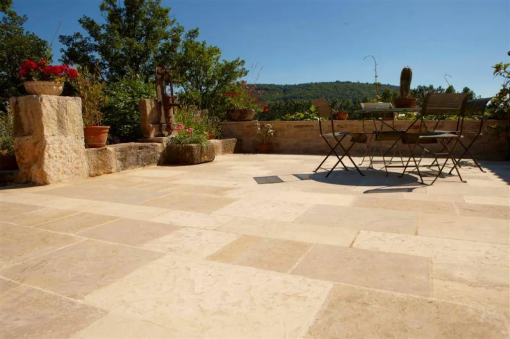 Dallage pierre en Provence entre Cannes et Saint-Tropez