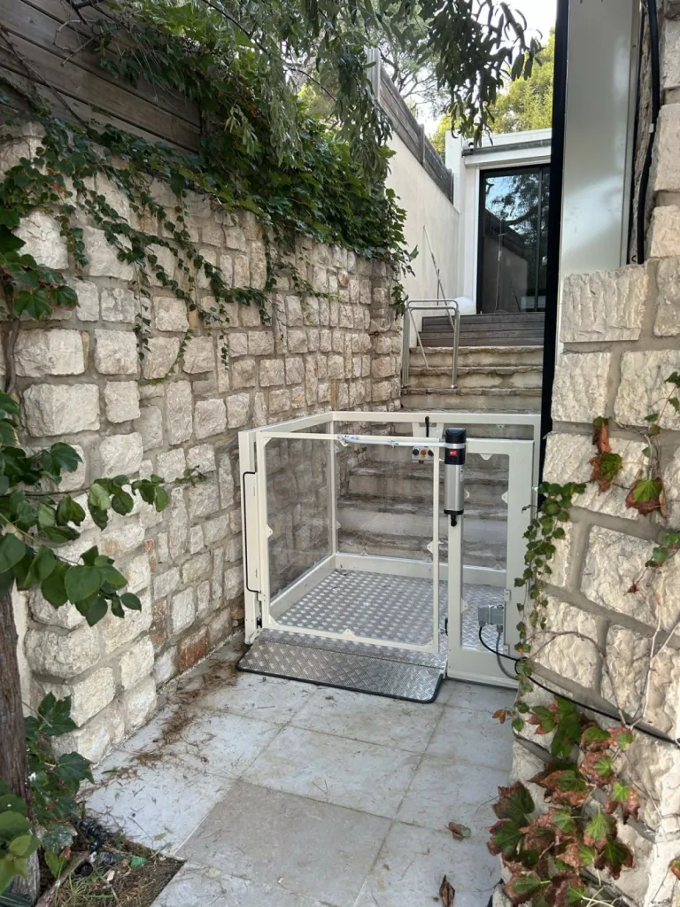 Accès latéral motorisé, pour cette plateforme verticale Strategos côté aire de vie à Cassis près de Marseille