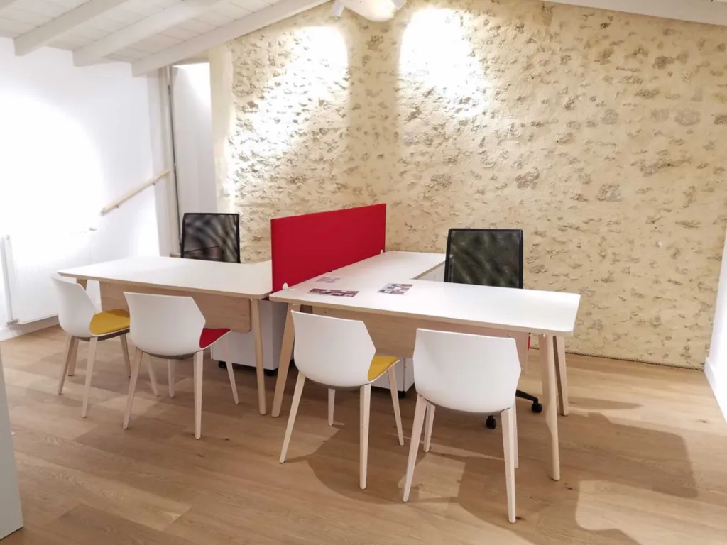 Réhabilitation de 200 m² de bureaux à Cheval-Blanc avec table de réunion 20 places, cafétéria colorée et design bois/blanc chaleureux